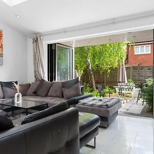 Shard View 3 Bed Entire Holiday home London